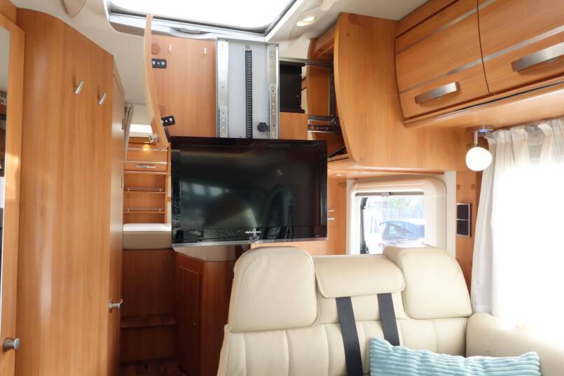 Hymer Exsis-T 688 AUTOMAAT, 150 pk, compact met 2 aparte bedden 23