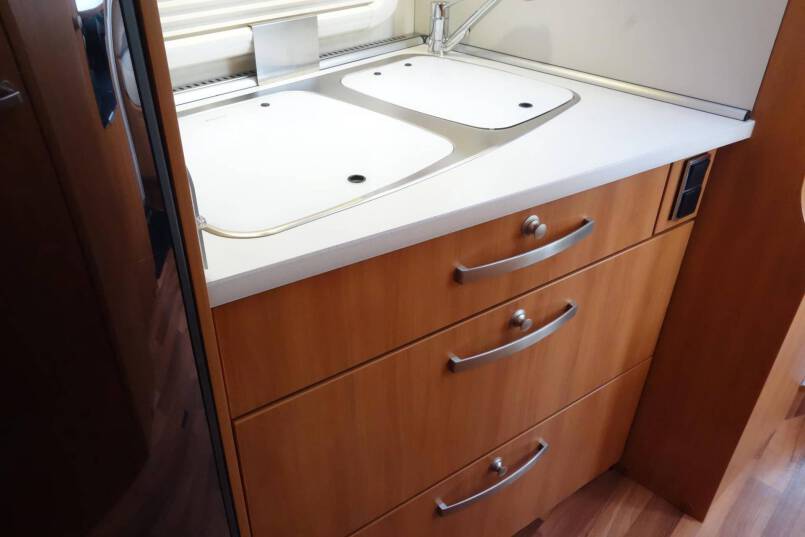 Hymer Exsis-T 688 AUTOMAAT, 150 pk, compact met 2 aparte bedden 25