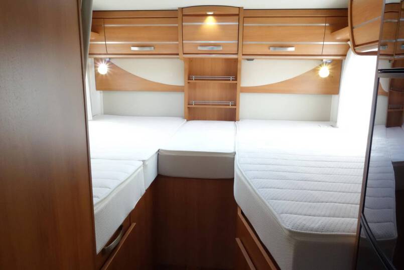 Hymer Exsis-T 688 AUTOMAAT, 150 pk, compact met 2 aparte bedden 28