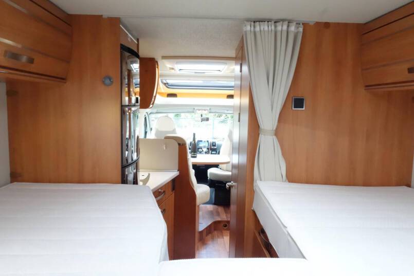 Hymer Exsis-T 688 AUTOMAAT, 150 pk, compact met 2 aparte bedden 30