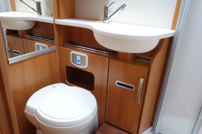 Hymer Exsis-T 688 AUTOMAAT, 150 pk, compact met 2 aparte bedden 32