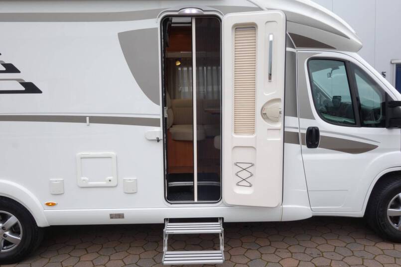 Hymer T 588 SL AUTOMAAT, 180 pk half integraal, enkele bedden 9