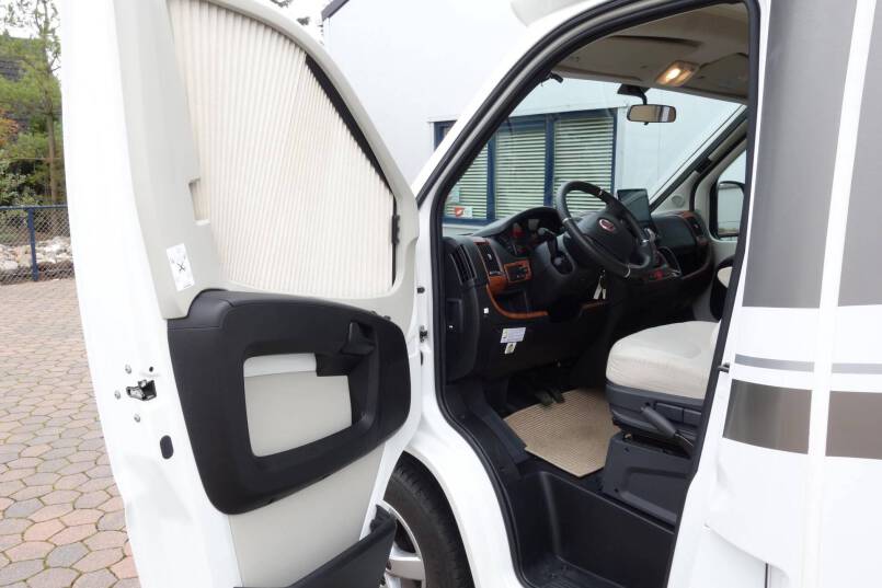 Hymer T 588 SL AUTOMAAT, 180 pk half integraal, enkele bedden 15