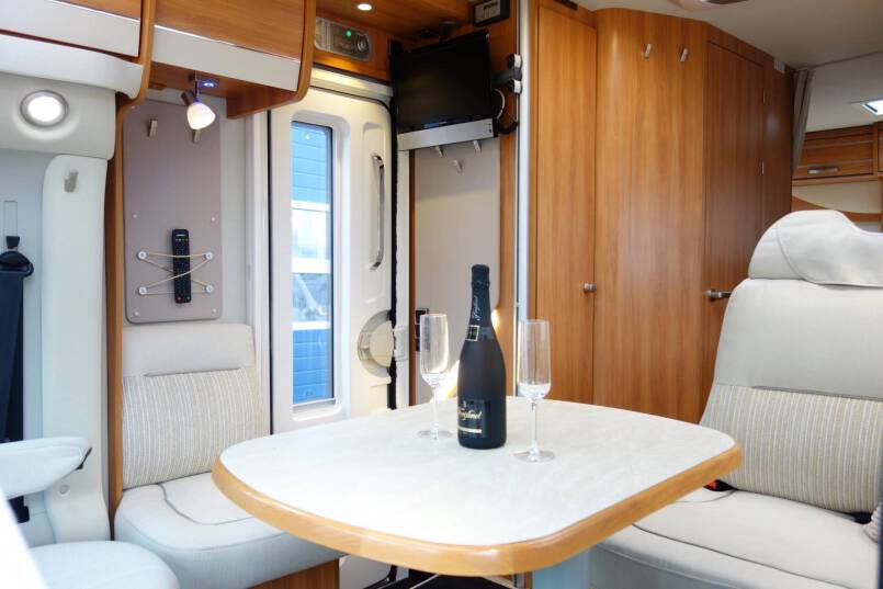 Hymer T 588 SL AUTOMAAT, 180 pk half integraal, enkele bedden 23