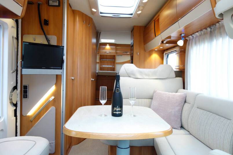 Hymer T 588 SL AUTOMAAT, 180 pk half integraal, enkele bedden 24