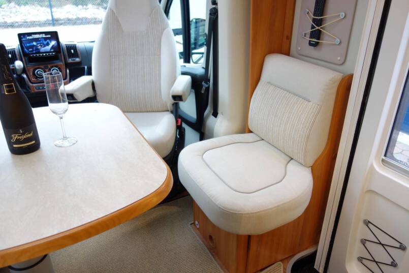 Hymer T 588 SL AUTOMAAT, 180 pk half integraal, enkele bedden 26
