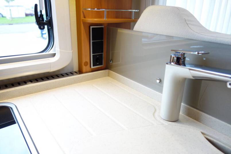 Hymer T 588 SL AUTOMAAT, 180 pk half integraal, enkele bedden 31
