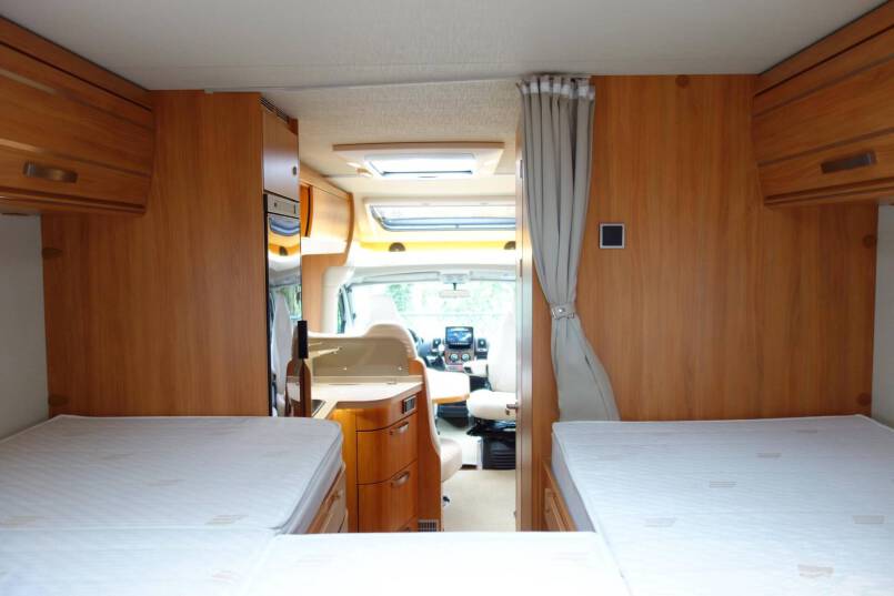 Hymer T 588 SL AUTOMAAT, 180 pk half integraal, enkele bedden 36