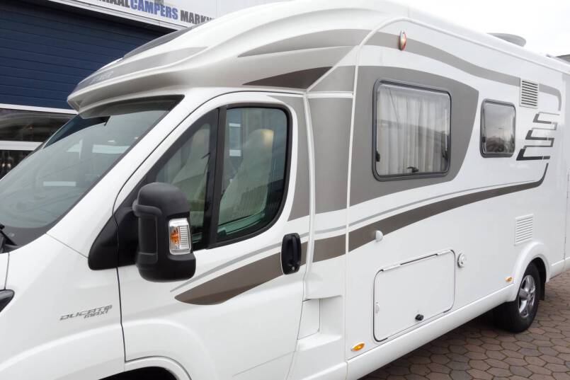 Hymer T 588 SL AUTOMAAT, 180 pk half integraal, enkele bedden 8
