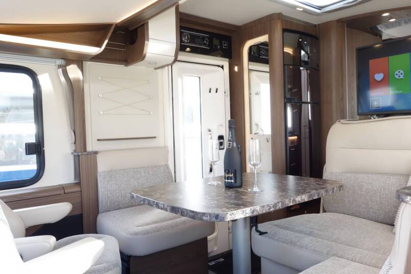 Hymer B 704 SL SupremeLine AUTOMAAT, 180 pk, Crystal-zilver metallic, 2 aparte bedden 35
