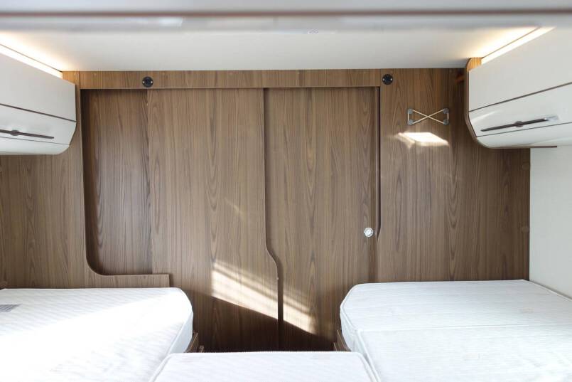 Hymer B 704 SL SupremeLine AUTOMAAT, 180 pk, Crystal-zilver metallic, 2 aparte bedden 51
