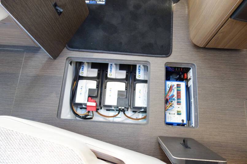 Hymer B 704 SL SupremeLine AUTOMAAT, 180 pk, Crystal-zilver metallic, 2 aparte bedden 60