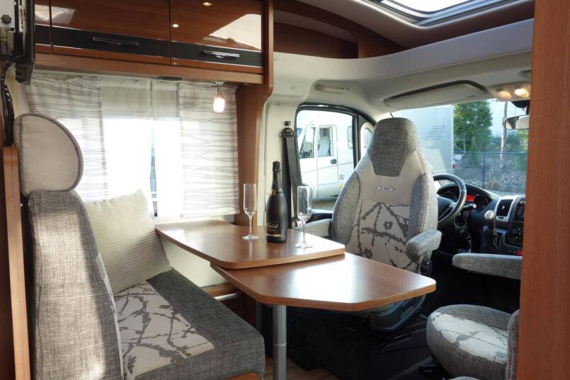 LMC Breezer V646G Black Line 2 aparte bedden met garage 9