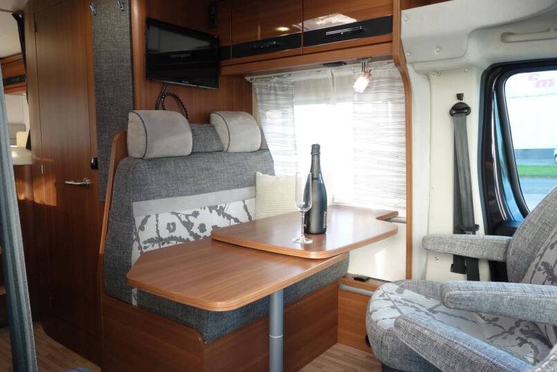 LMC Breezer V646G Black Line 2 aparte bedden met garage 10