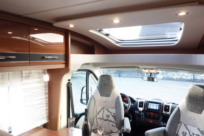 LMC Breezer V646G Black Line 2 aparte bedden met garage 12