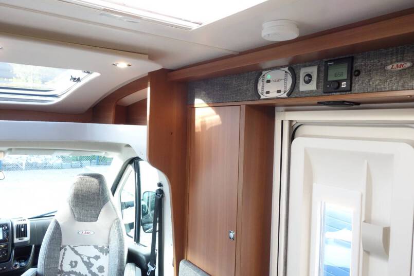 LMC Breezer V646G Black Line 2 aparte bedden met garage 13