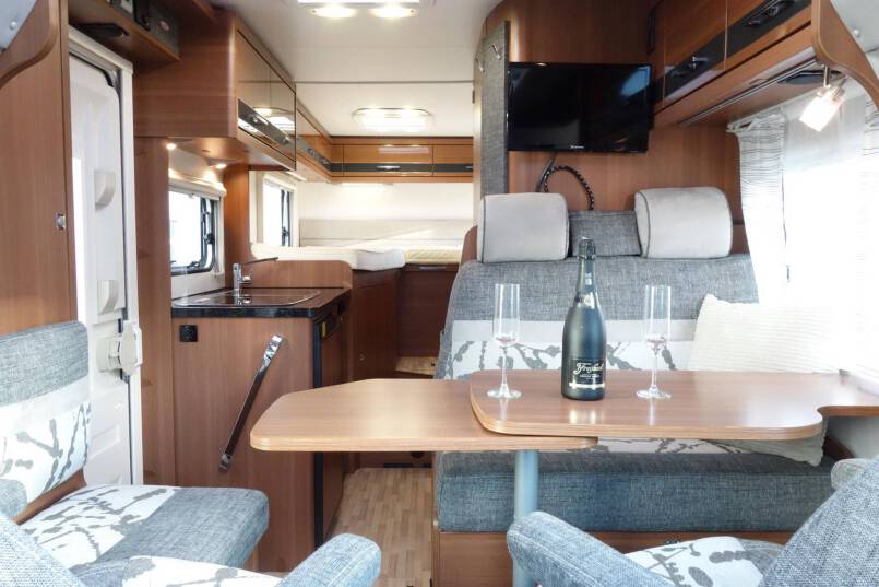 LMC Breezer V646G Black Line 2 aparte bedden met garage 14