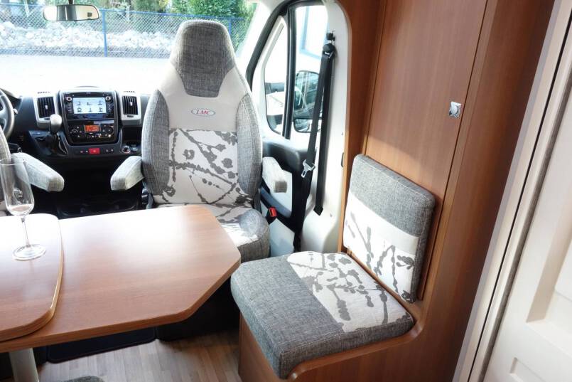 LMC Breezer V646G Black Line 2 aparte bedden met garage 15