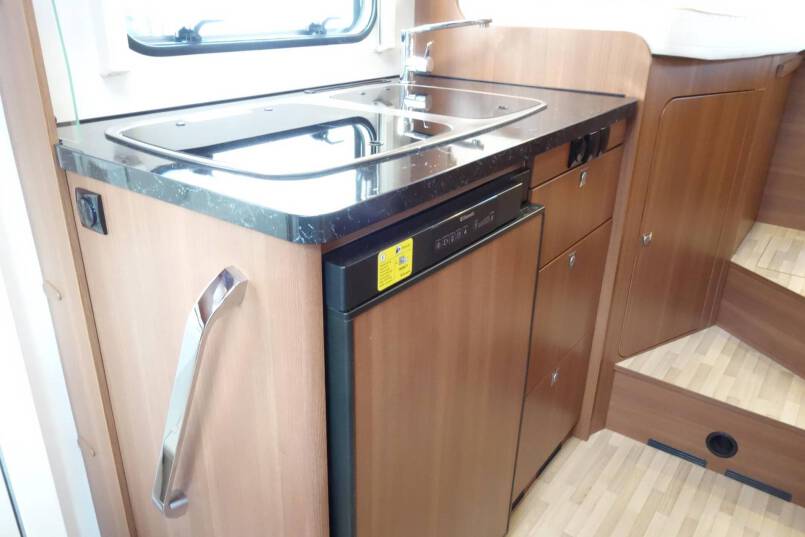 LMC Breezer V646G Black Line 2 aparte bedden met garage 16