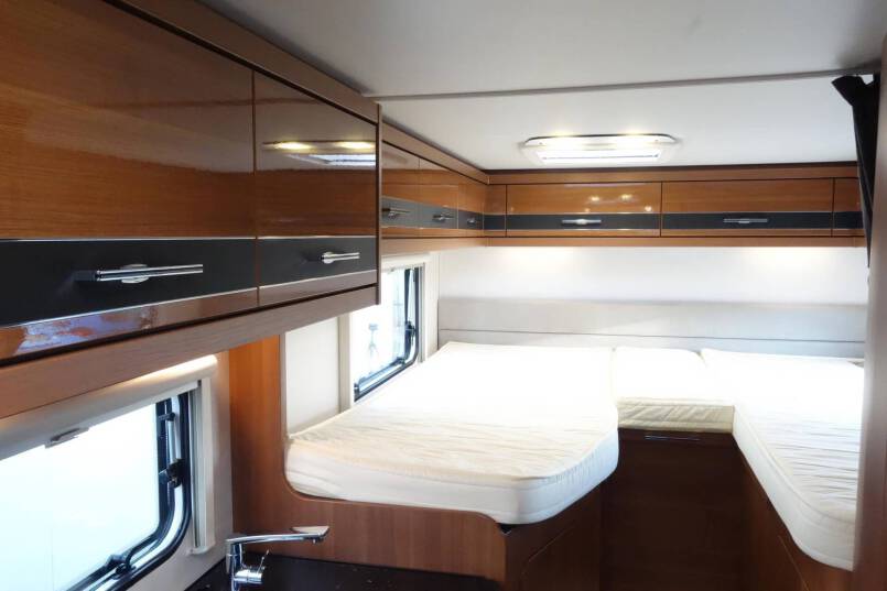 LMC Breezer V646G Black Line 2 aparte bedden met garage 19