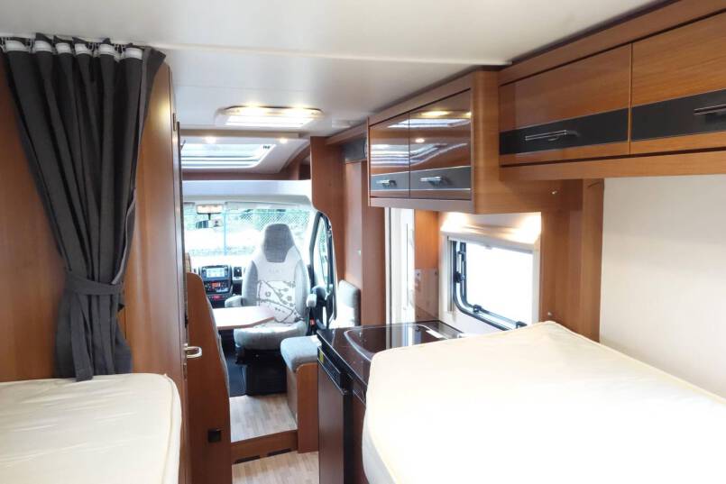 LMC Breezer V646G Black Line 2 aparte bedden met garage 20