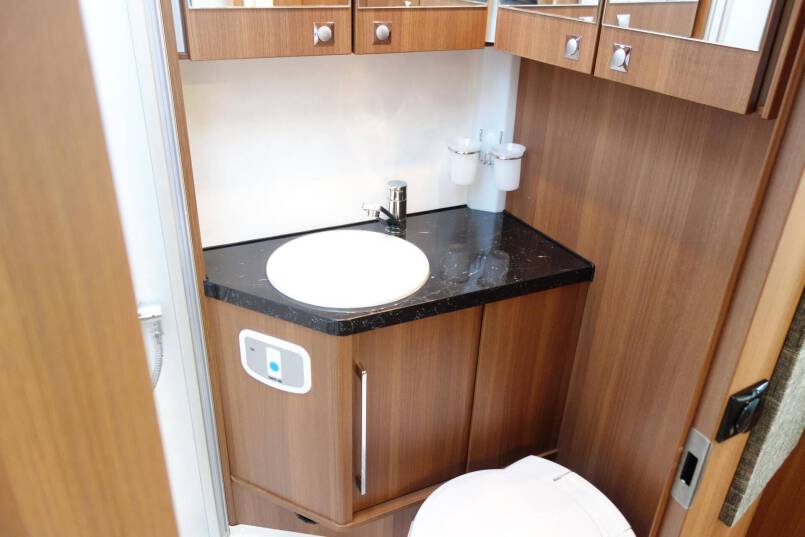 LMC Breezer V646G Black Line 2 aparte bedden met garage 22