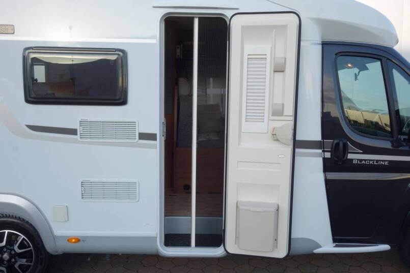 LMC Breezer V646G Black Line 2 aparte bedden met garage 29