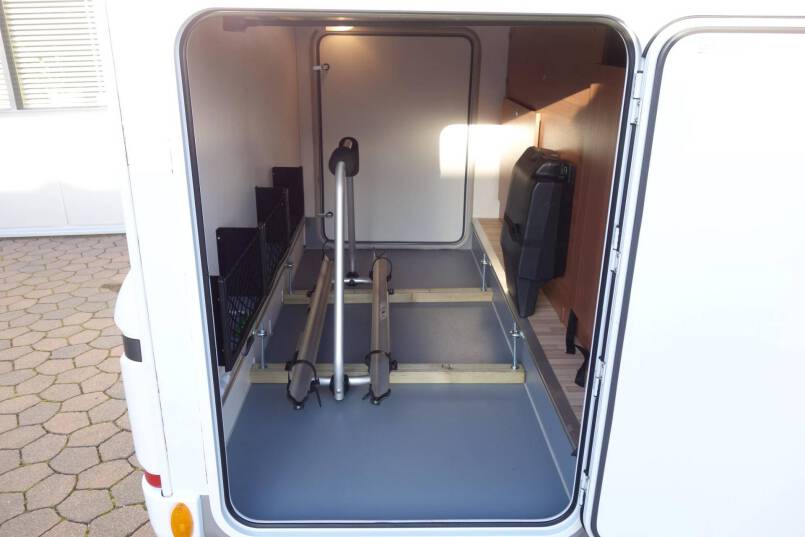LMC Breezer V646G Black Line 2 aparte bedden met garage 4