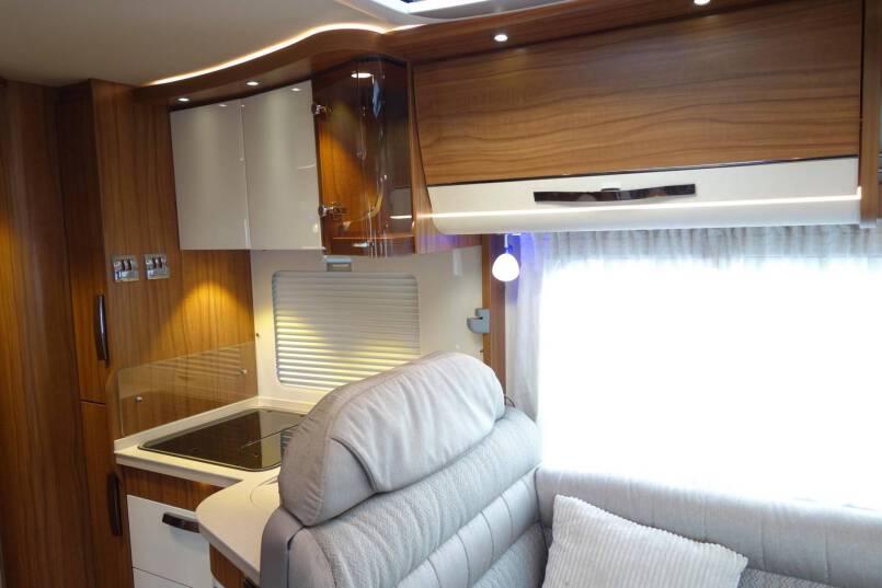 Hymer B 704 PL AUTOMAAT, 177 pk PremiumLine, 2 aparte bedden 30