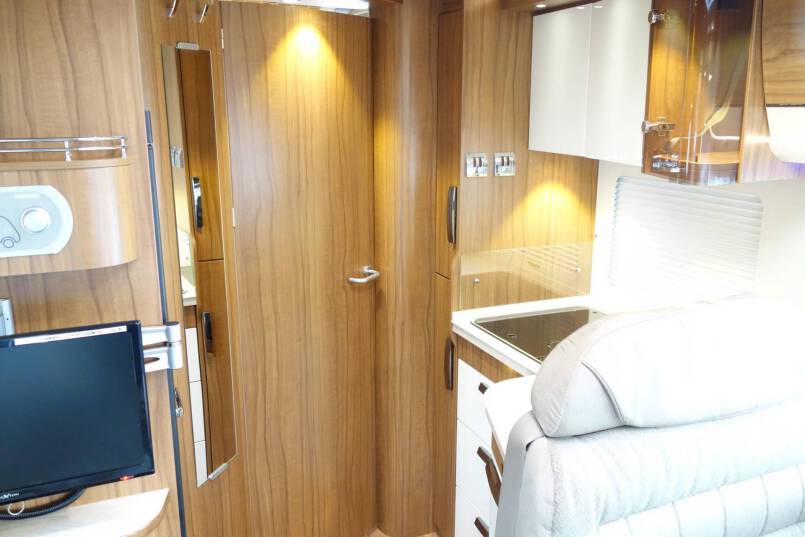 Hymer B 704 PL AUTOMAAT, 177 pk PremiumLine, 2 aparte bedden 36