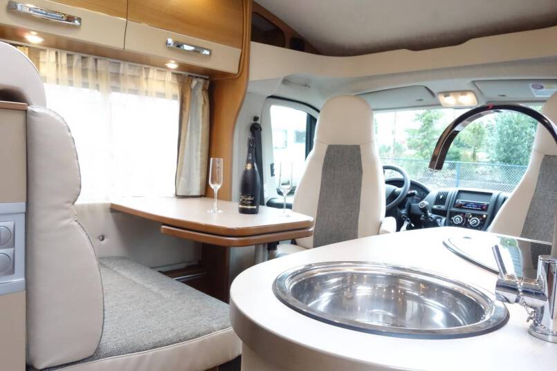 Knaus TI 600 compact, 2 aparte bedden, garage 18