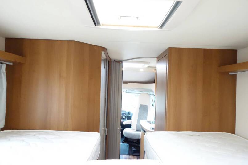 Knaus TI 600 compact, 2 aparte bedden, garage 27