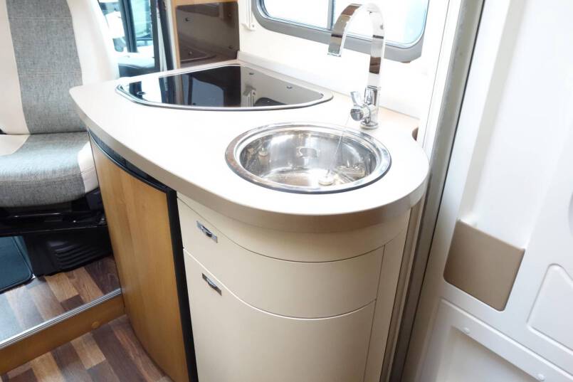 Knaus TI 600 compact, 2 aparte bedden, garage 28
