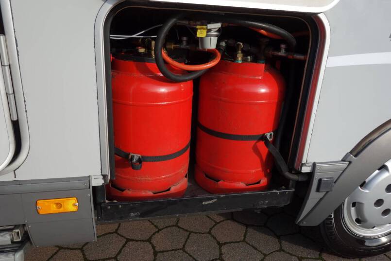 Hymer B 644 G L-zit, grote garage 11