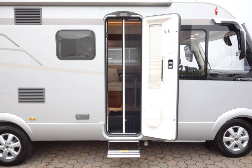 Hymer BMC I 580 9 G AUTOMAAT, Cristal-Zilver, bovenkastjes 15