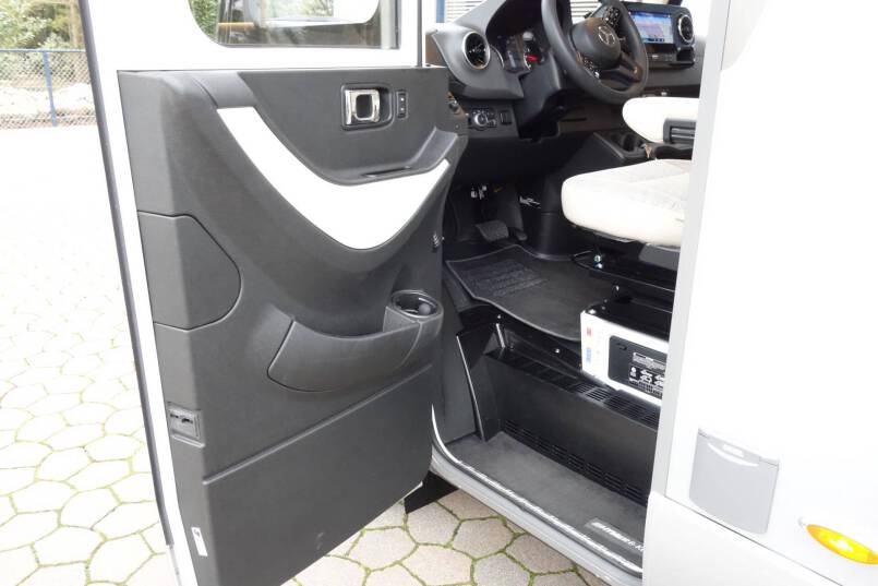 Hymer BMC I 580 9 G AUTOMAAT, Cristal-Zilver, bovenkastjes 16