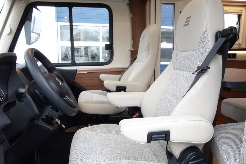 Hymer BMC I 580 9 G AUTOMAAT, Cristal-Zilver, bovenkastjes 17