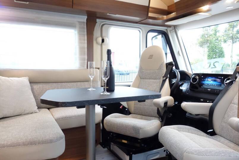 Hymer BMC I 580 9 G AUTOMAAT, Cristal-Zilver, bovenkastjes 23