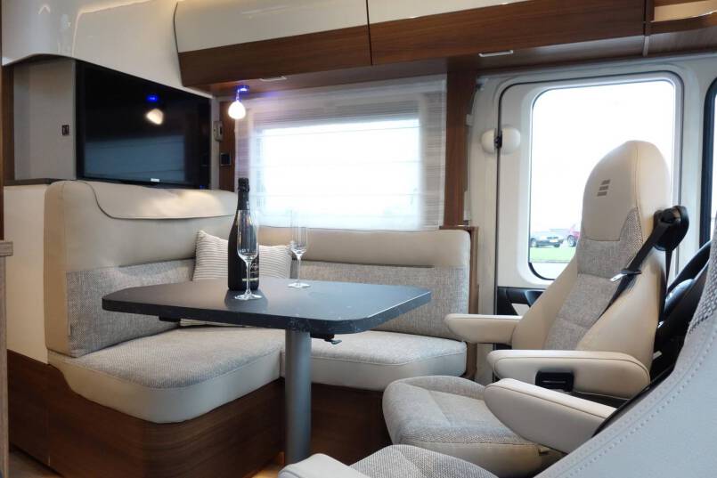 Hymer BMC I 580 9 G AUTOMAAT, Cristal-Zilver, bovenkastjes 24