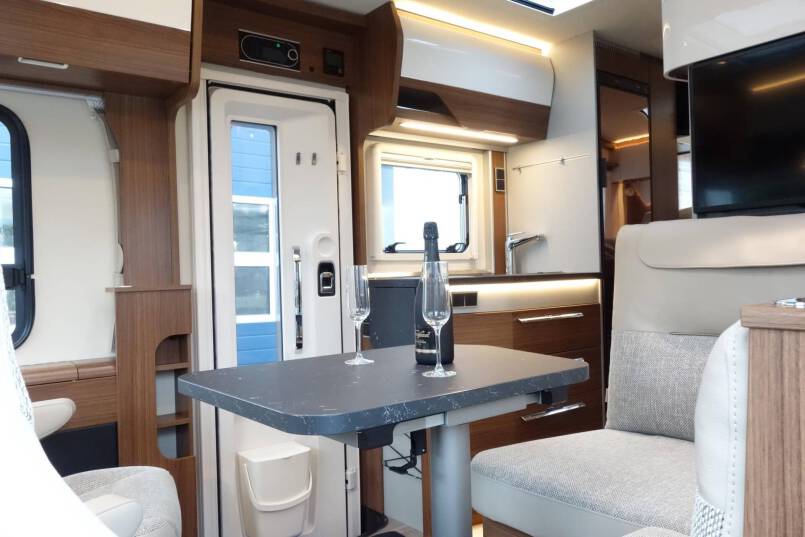 Hymer BMC I 580 9 G AUTOMAAT, Cristal-Zilver, bovenkastjes 25