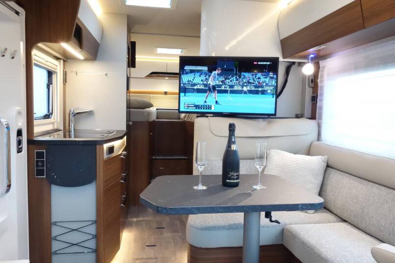 Hymer BMC I 580 9 G AUTOMAAT, Cristal-Zilver, bovenkastjes 26