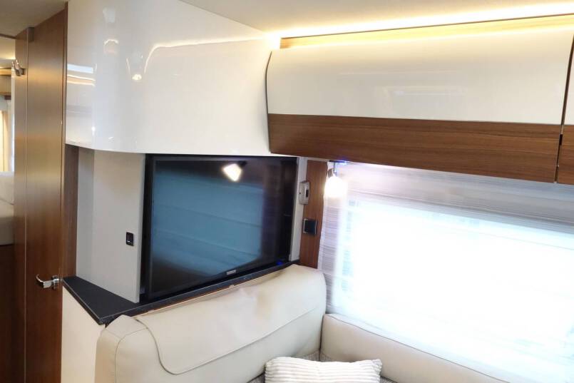 Hymer BMC I 580 9 G AUTOMAAT, Cristal-Zilver, bovenkastjes 27