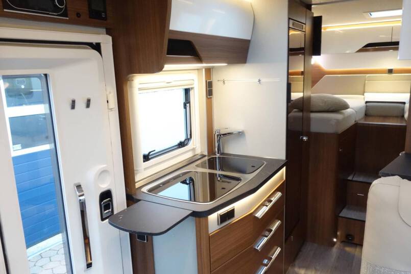 Hymer BMC I 580 9 G AUTOMAAT, Cristal-Zilver, bovenkastjes 28