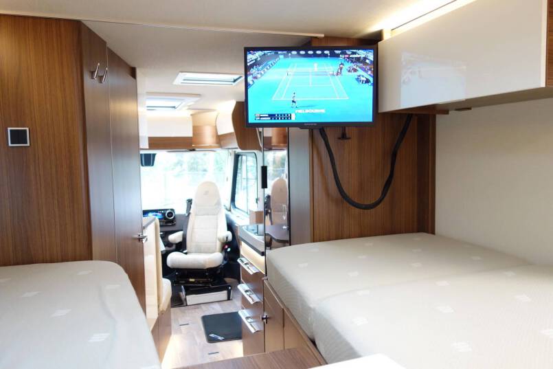 Hymer BMC I 580 9 G AUTOMAAT, Cristal-Zilver, bovenkastjes 34