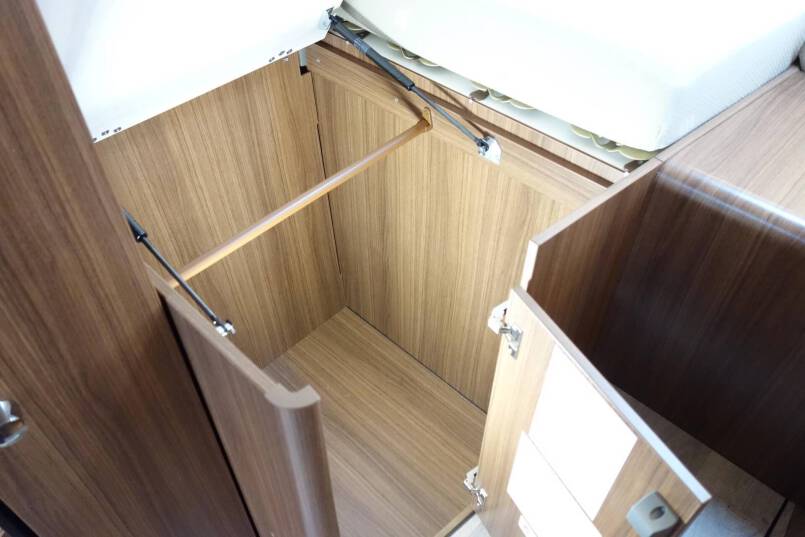 Hymer BMC I 580 9 G AUTOMAAT, Cristal-Zilver, bovenkastjes 35