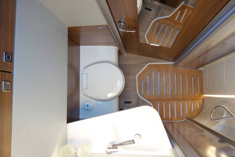 Hymer BMC I 580 9 G AUTOMAAT, Cristal-Zilver, bovenkastjes 36