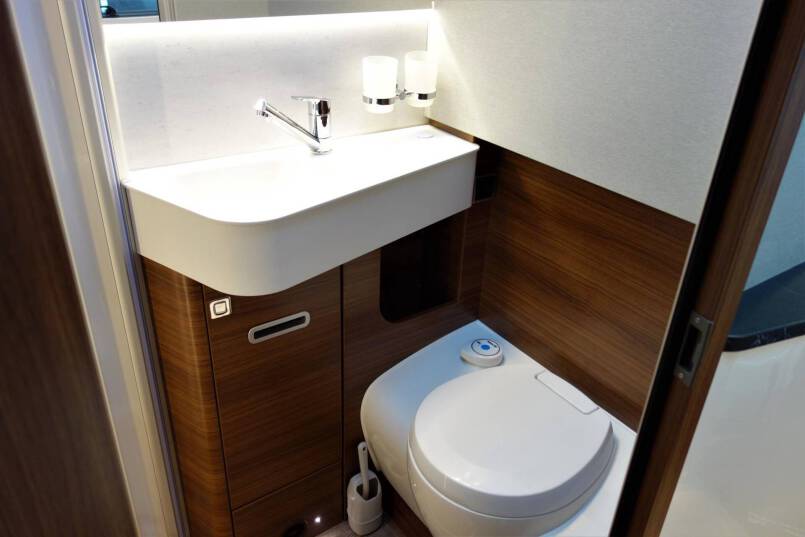 Hymer BMC I 580 9 G AUTOMAAT, Cristal-Zilver, bovenkastjes 37