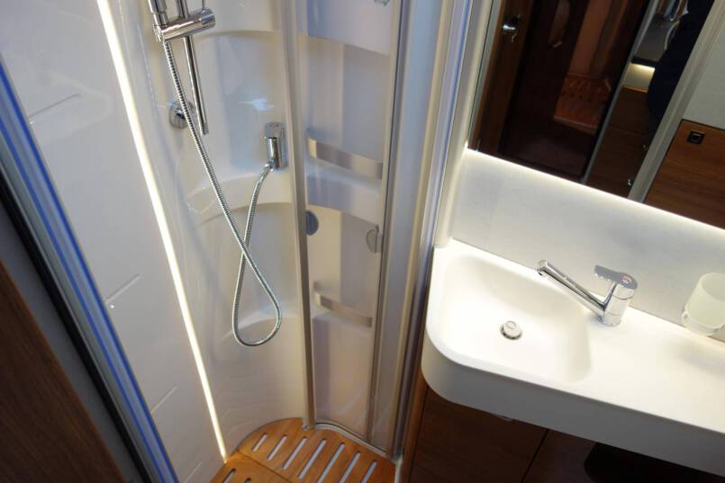 Hymer BMC I 580 9 G AUTOMAAT, Cristal-Zilver, bovenkastjes 38