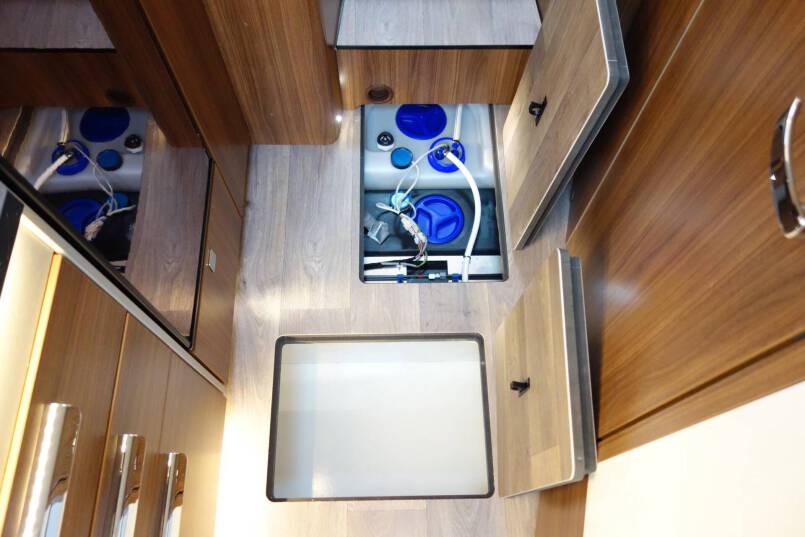 Hymer BMC I 580 9 G AUTOMAAT, Cristal-Zilver, bovenkastjes 39