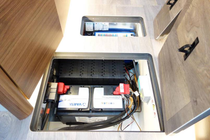 Hymer BMC I 580 9 G AUTOMAAT, Cristal-Zilver, bovenkastjes 40